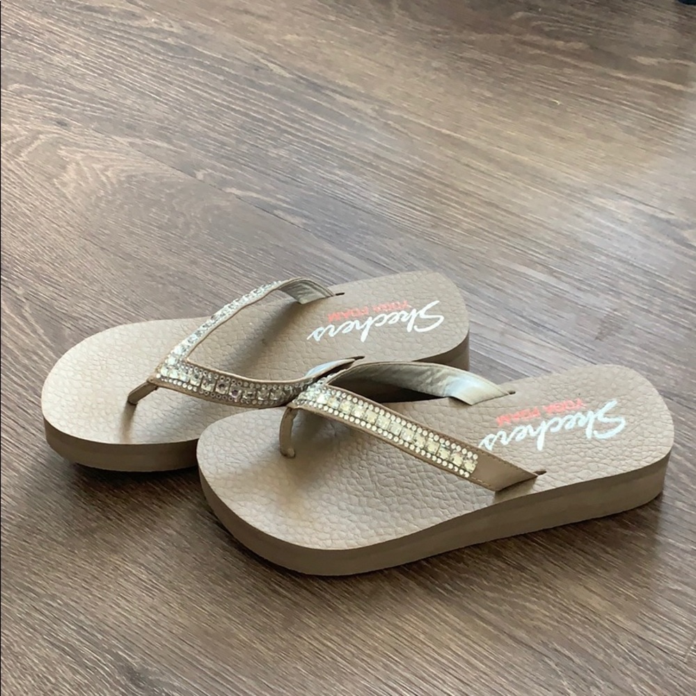 Skechers yoga foam thong sandals with rhinestones